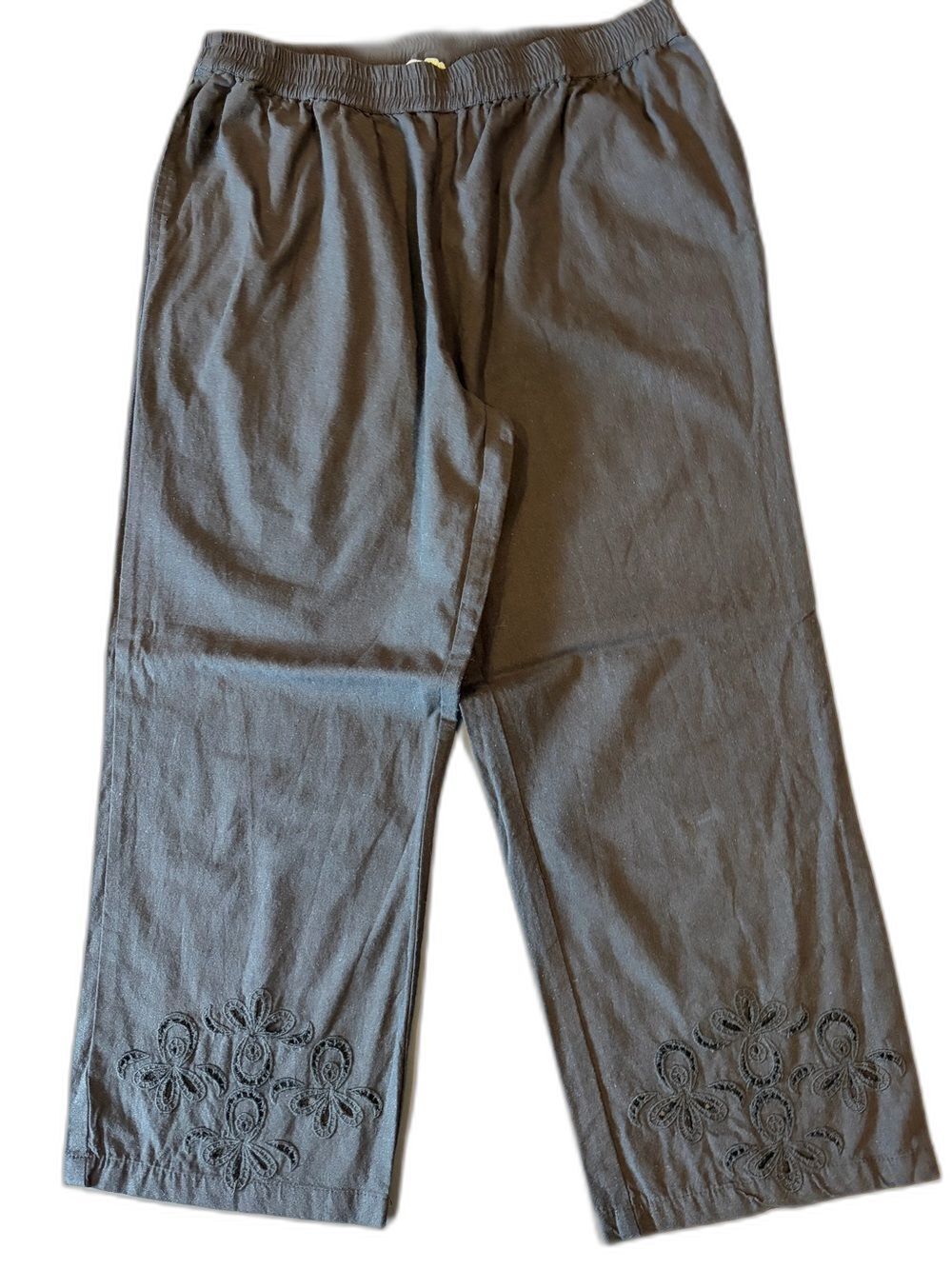 Women’s Black Elastic-Waist Pull On Capris with Embroidered Hem Lg